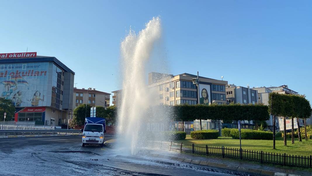 Yol bakım ekibi boruyu patladı! Su metrelerce yükseğe fışkırdı 3